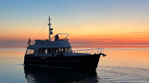 Swift Trawler 42 im Sonnenuntergang.jpg