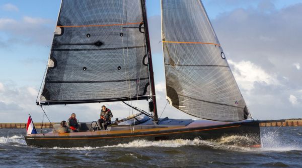 Saffier SE 37 Lounge sailing.jpg