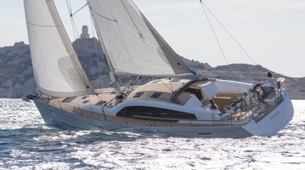 Wauquiez Pilot Saloon 58 sailing off Marseille