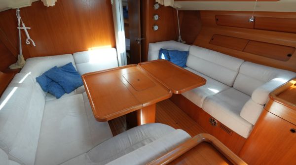 used Grand Soleil 38 for sale (3).jpg