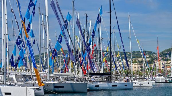 Cannes Yachting Festival in Port Canto 003.jpg