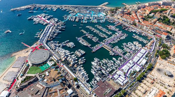 Cannes Yachting Festival in Vieux Port (5).jpg