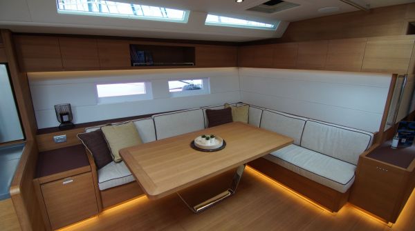 Grand Soleil 72 Performance Teak-Interieur (14).jpg