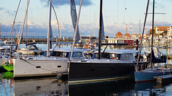 Zwei Moody DS 45 in der Baltic Bay-Marina.jpg