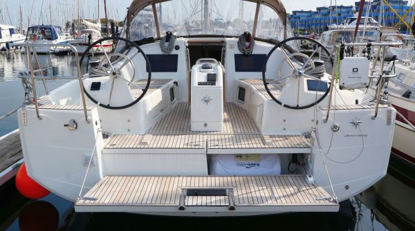 Gebrauchtboot Jeanneau Sun Odyssey 410 (1).jpg