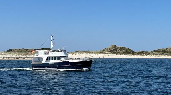 Swift Trawler 42 vor Dünen.jpg